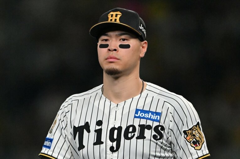 三冠王を獲得した佐藤輝明。阪神のシーズンが終了し、今後の去就に注目が集まる ／ photograph by Hideki Sugiyama