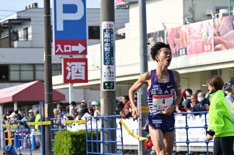上尾ハーフ、2位でゴールする駒澤大・桑田　©Takashi Shimizu