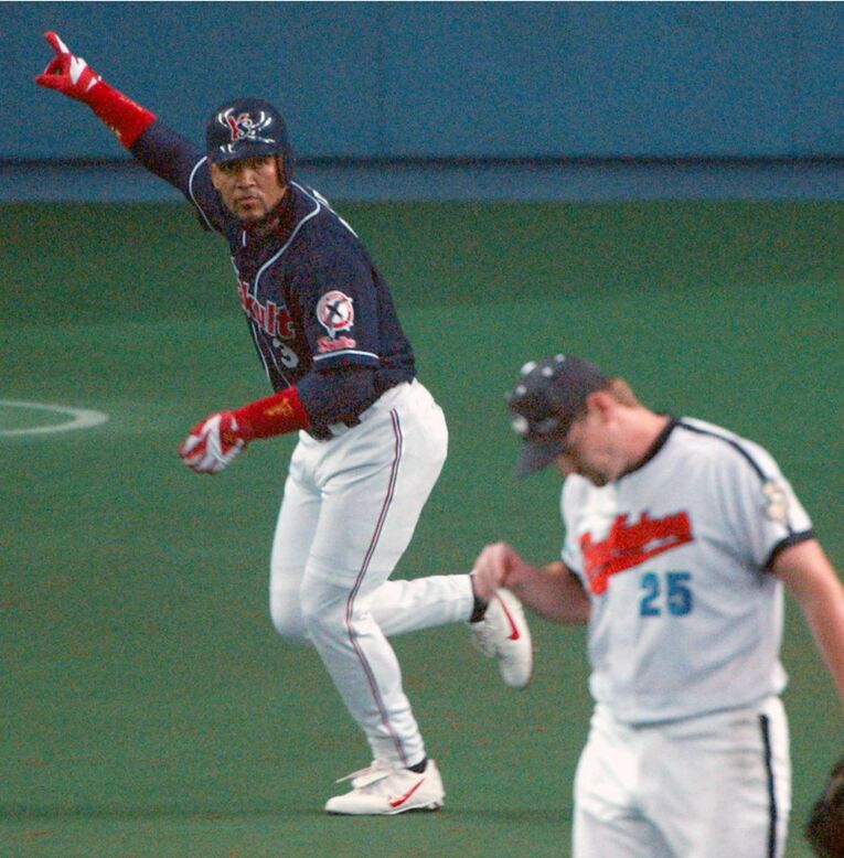 来日1年目、2001年の日本シリーズで近鉄相手にホームランを放つラミレス氏。ヤクルトを日本一に導いた　©KYODO