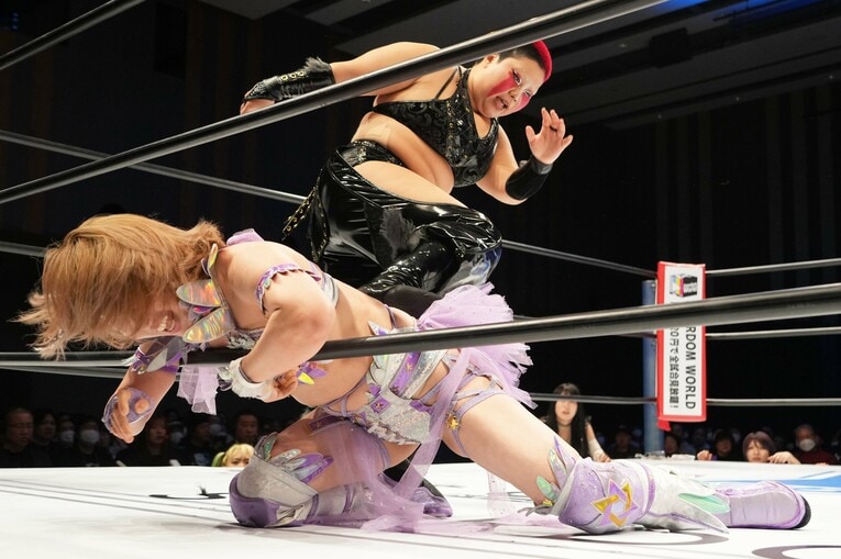 中野たむを蹴る刀羅ナツコ　©Essei Hara