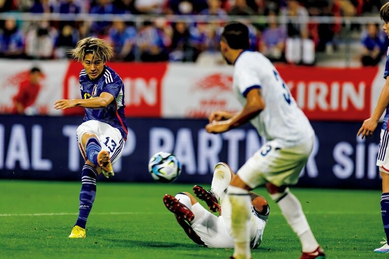 中村敬斗／2000年7月28日生、千葉県出身。'19年7月、G大阪からトゥベンテへ移籍。'20年6月、シント＝トロイデン加入。'21年2月、FCジュニアーズへ。同年8月にLASKリンツ加入。'23年3月のウルグアイ戦で代表デビュー。同年8月、S・ランスへ移籍。181cm、75kg  ©️Kiichi Matsumoto