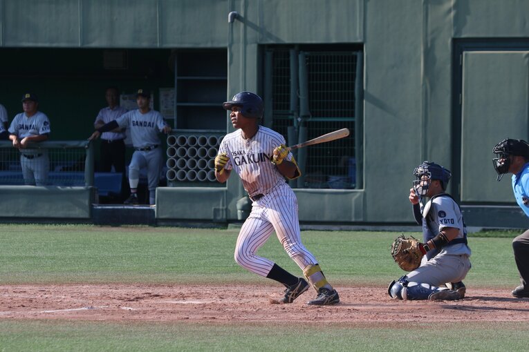 恵まれた体躯からのフルスイングは豪快そのもの　©︎Fumi Sawai