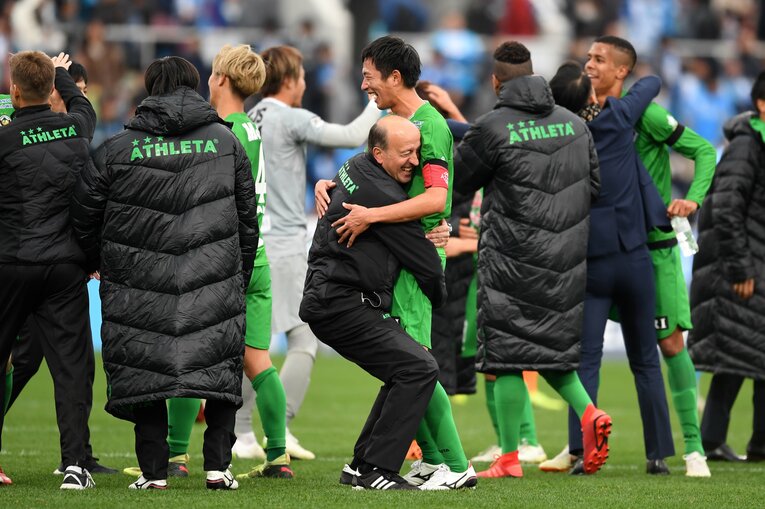 東京ヴェルディ時代、J1参入プレーオフ進出を決めて喜びロティーナ監督　（c）Getty Images