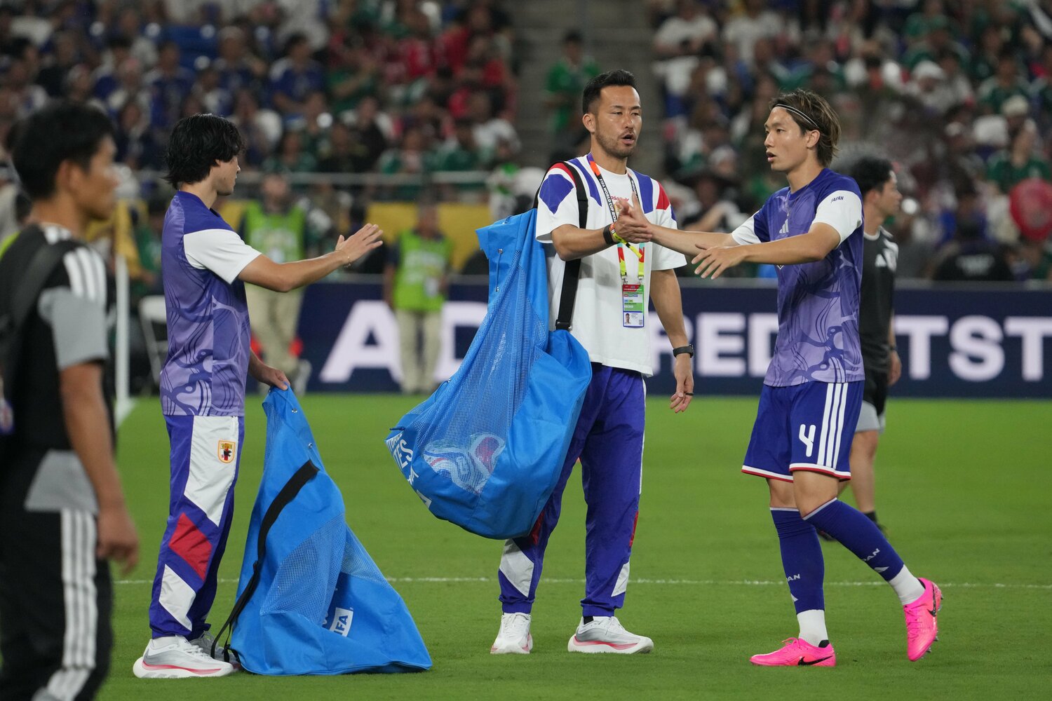 試合前練習で使用したボールを回収する吉田麻也と南野拓実 ©Masashi Hara