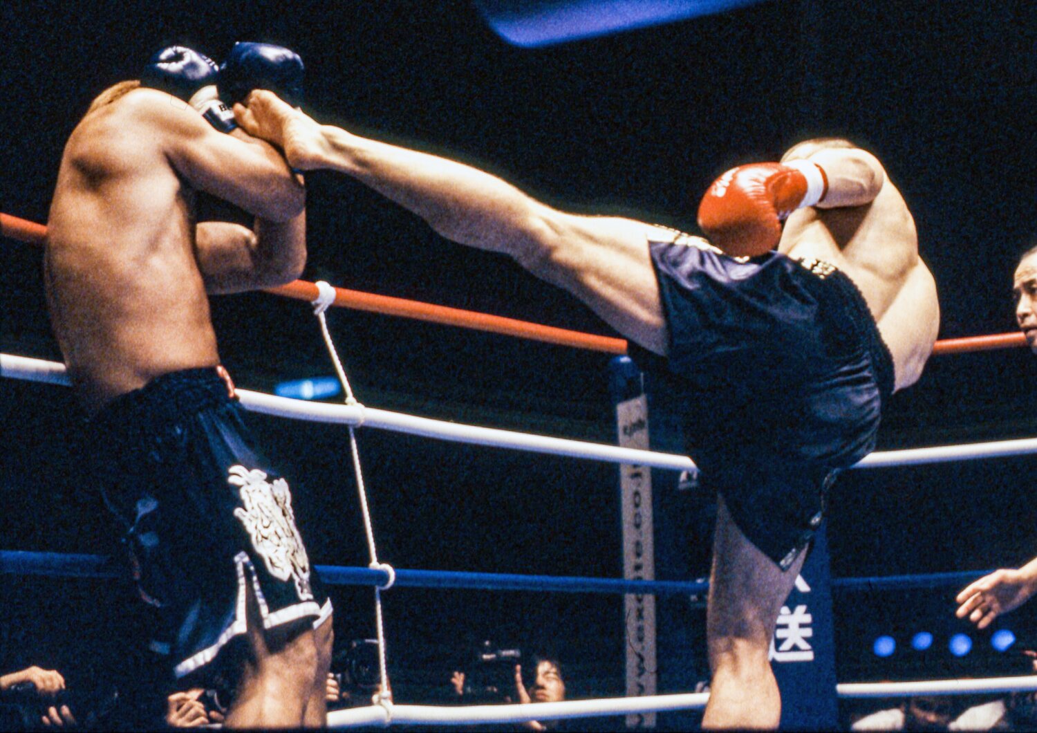 2001年1月、富平辰文戦のハイキック　©Susumu Nagao