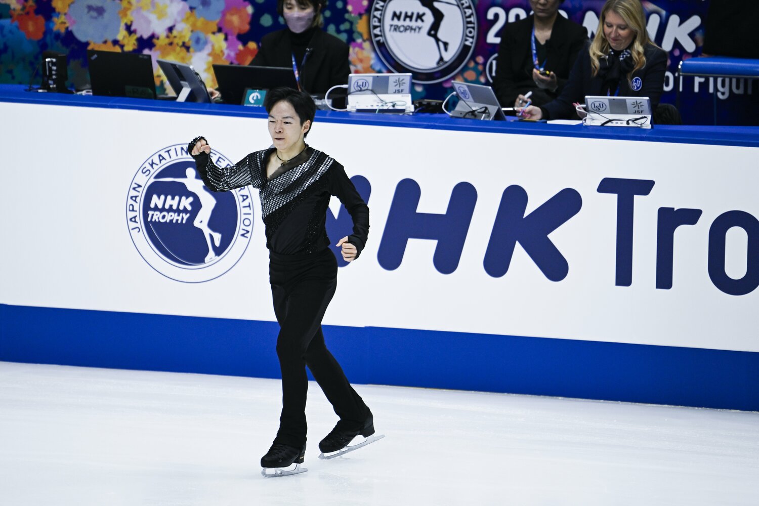 NHK杯ショートの演技を終え「思わずガッツポーズ」の鍵山　（1枚目／2枚中） ©︎Asami Enomoto