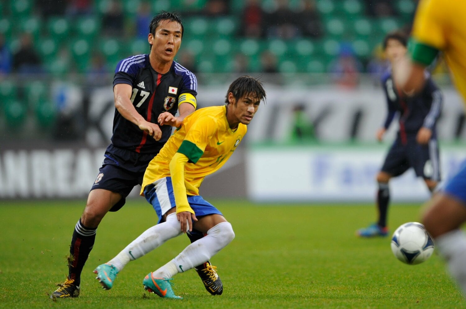 2012年10月、ブラジル戦でネイマールとマッチアップ　©Takuya Sugiyama