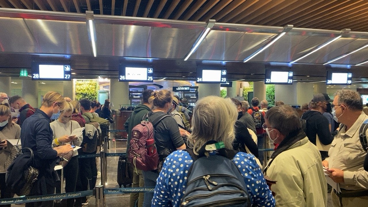 入国審査には多くの人が　©Atsushi Iio