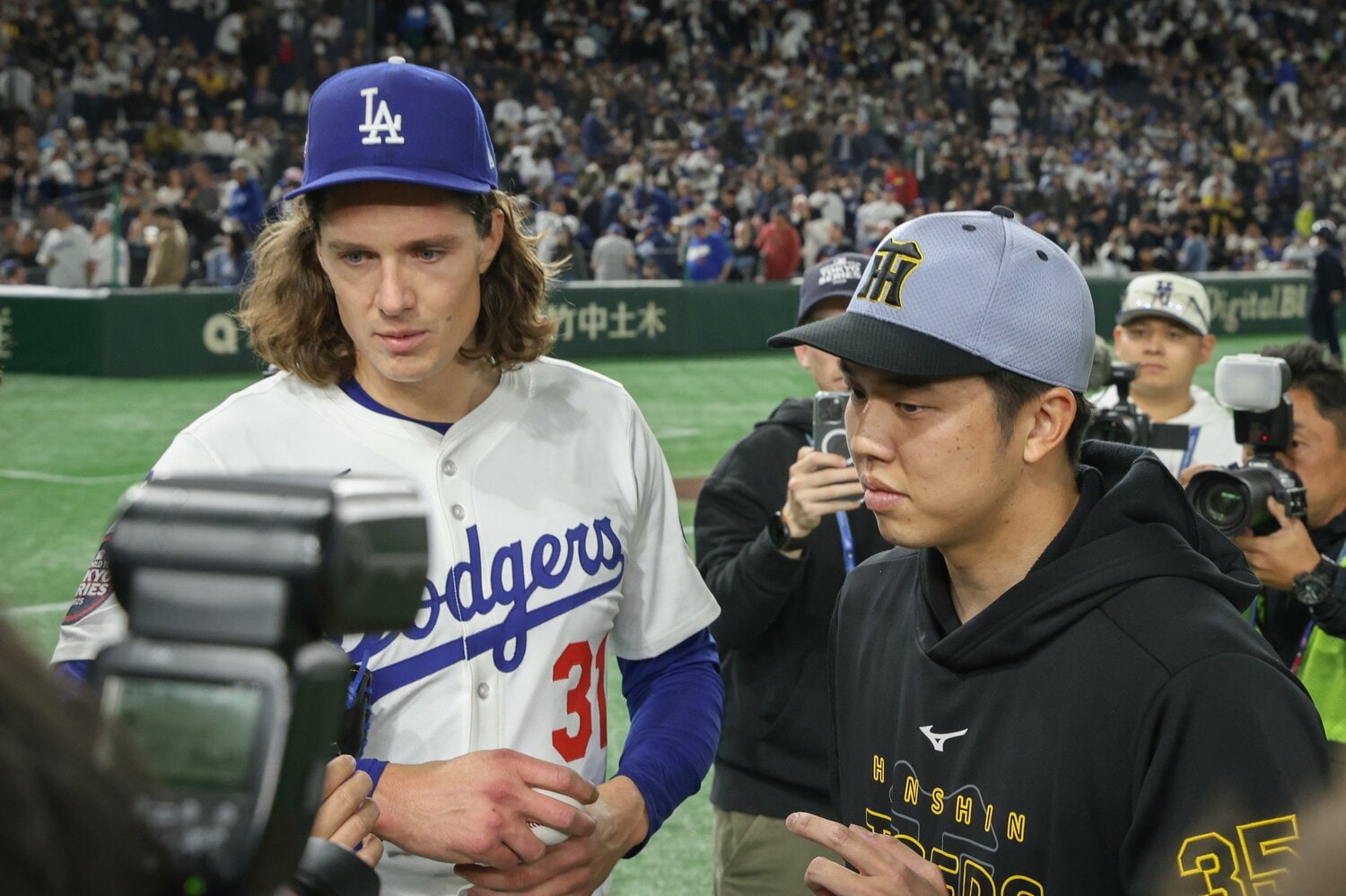 日米プレシーズン、ドジャース相手に好投した阪神・才木浩人。試合後にタイラー・グラスノーと言葉を交わした ©JIJI PRESS