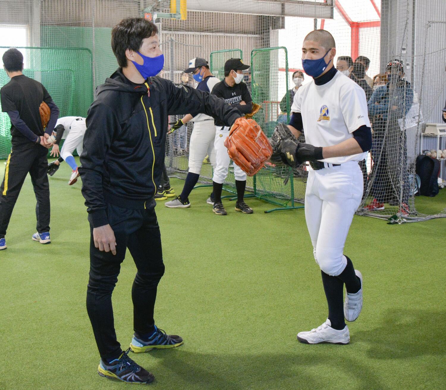 知的障碍者に向けての野球普及活動を行っている荻野　©Kyodo News