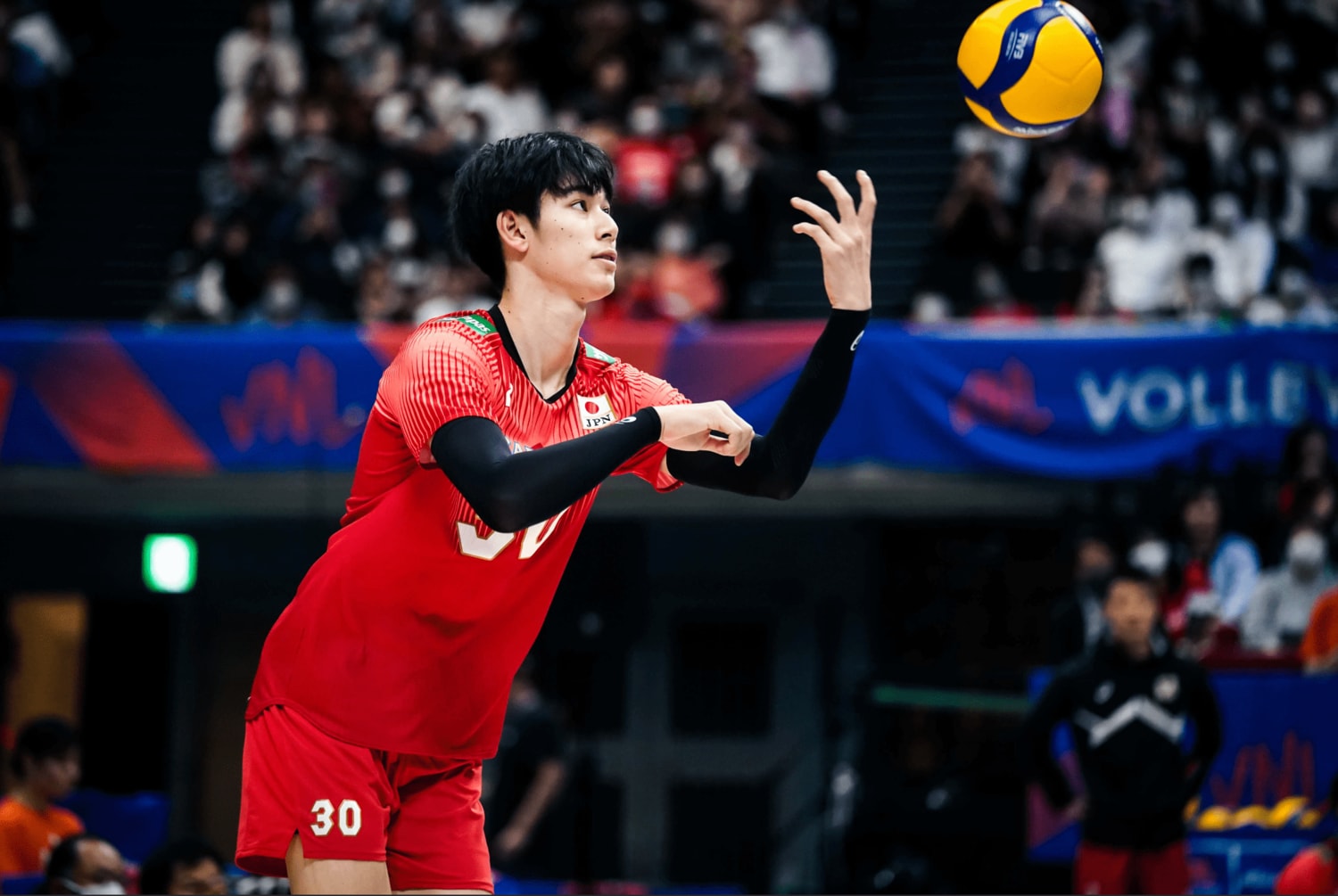 日本代表デビュー戦となったイラン戦でも、堂々をサーブを打ち込んだ19歳甲斐優斗　©︎FIVB