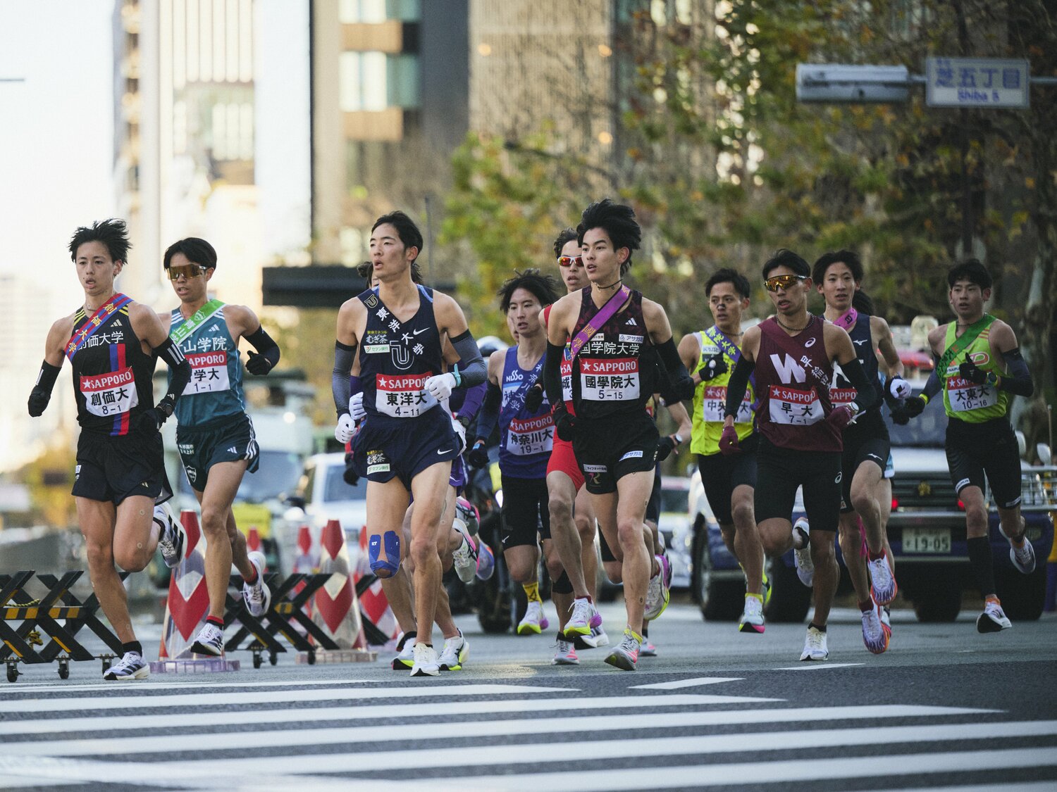 宇田川瞬矢（写真左から2人目）は國學院大、駒澤大の動きを見ながらレースを進めた　©Yuki Suenaga