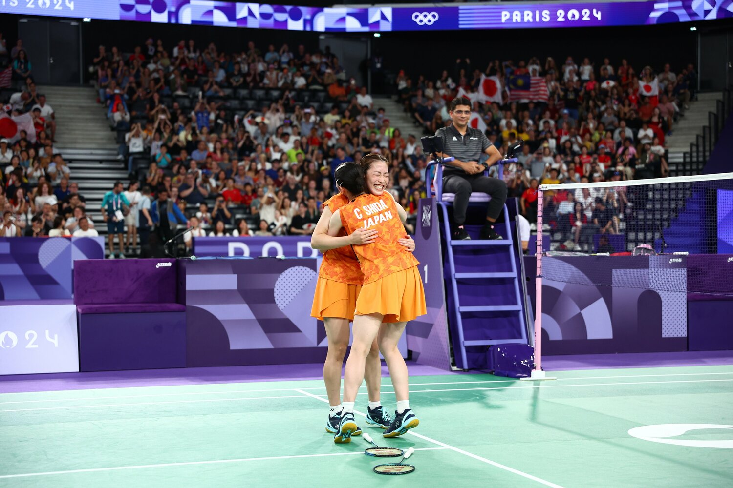 銅メダルを決め、歓喜の抱擁を交わす志田千陽と松山奈未 ©Ryosuke Menju/JMPA