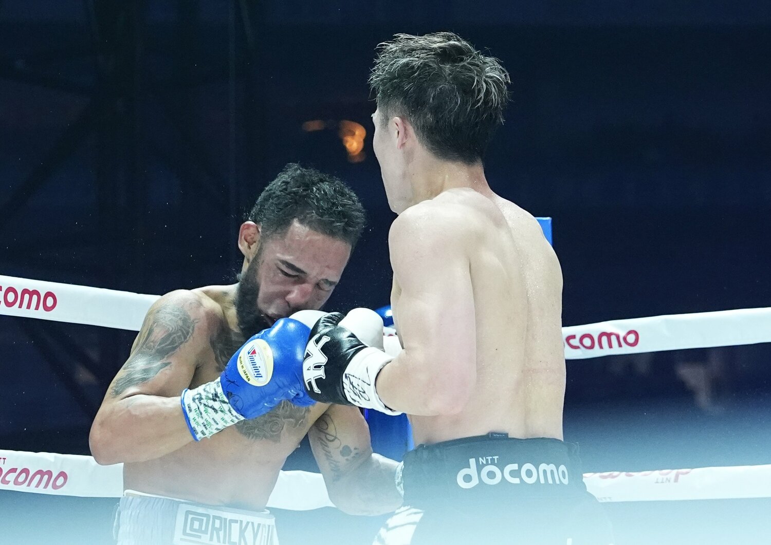 追撃の右ショート。頭部が跳ね上がり、ネリは崩れ落ちた（2枚目／全2枚）　©Naoki Fukuda