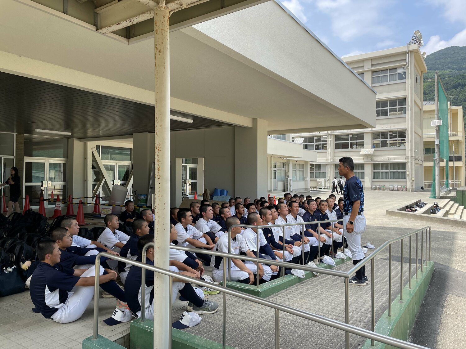 7月10日、13時からはじまる練習を前に、選手たちに語りかける井上力監督 ©NumberWeb