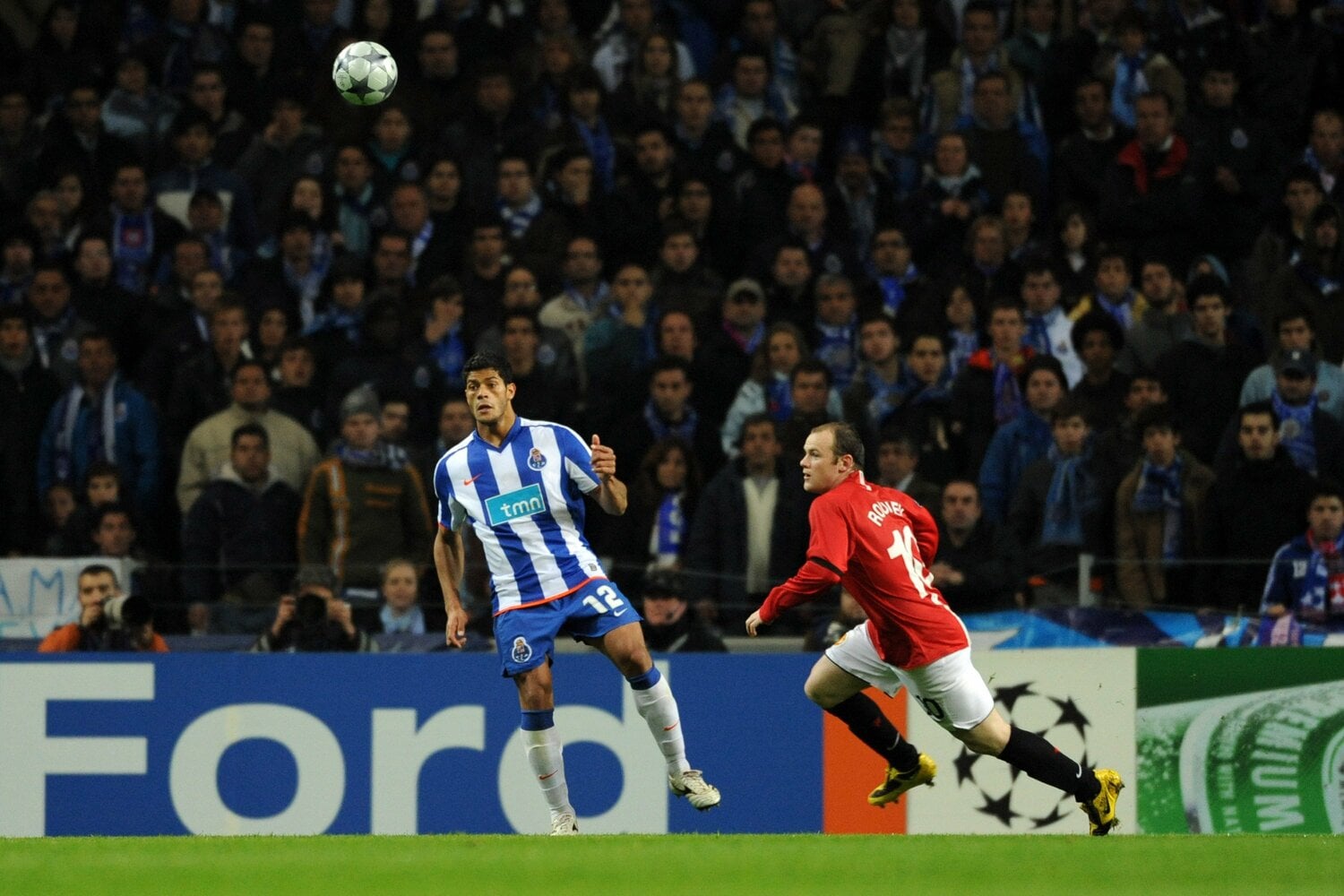 09年4月、CLマンチェスター・ユナイテッド戦でルーニーとマッチアップ　©Etsuo Hara/Getty Images