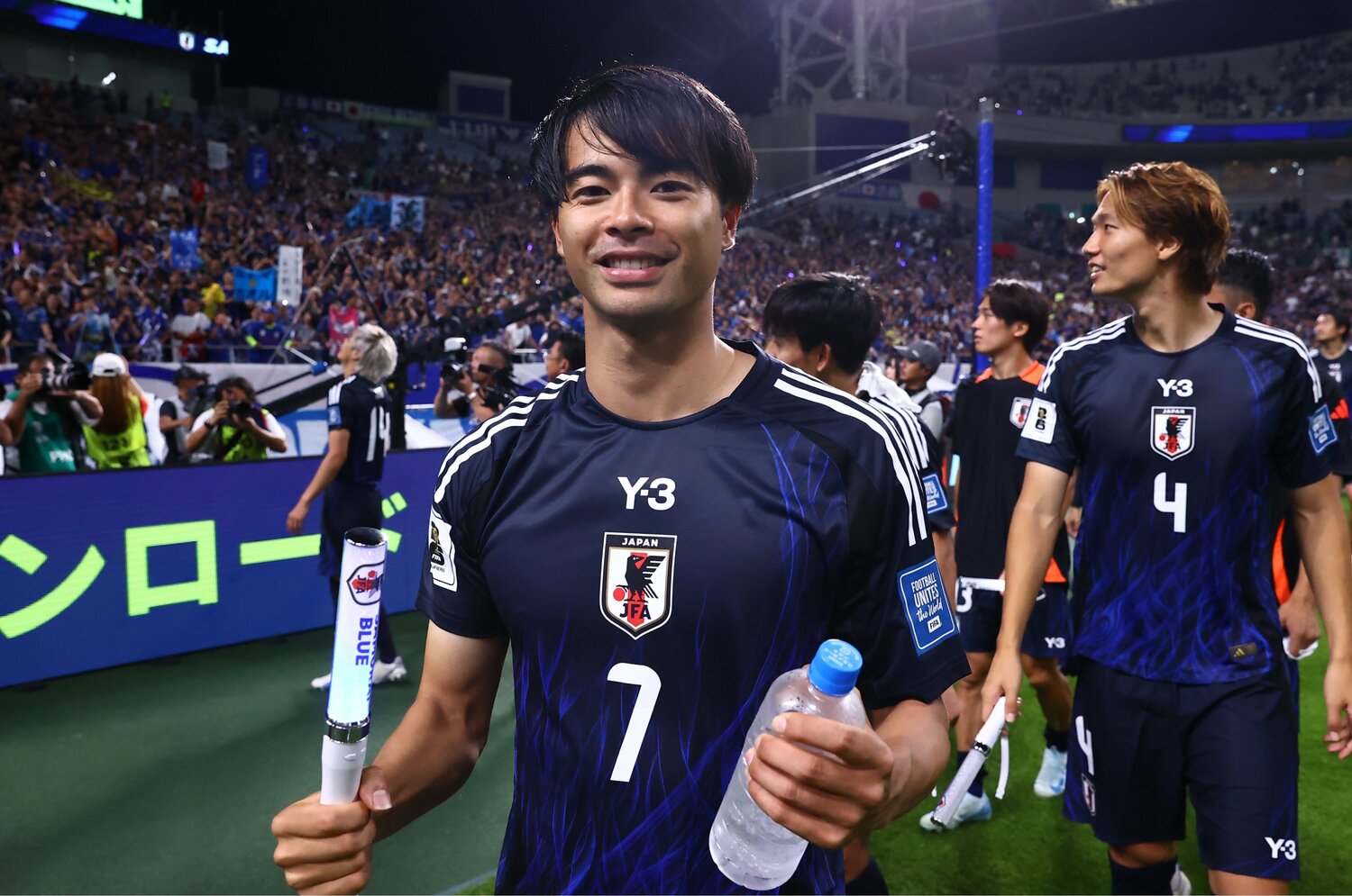 中国戦後、ペットボトルを手にする三笘　©JFA/AFLO