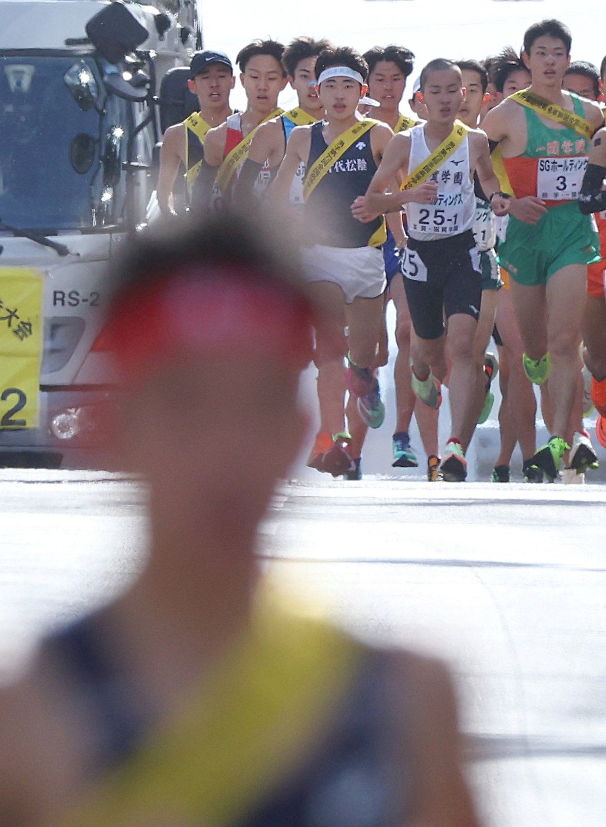 転倒し、ゼッケンが外れるも区間3位の力走を見せた綾（中央）。大学では本領発揮し、どんな走りを見せてくれるのか