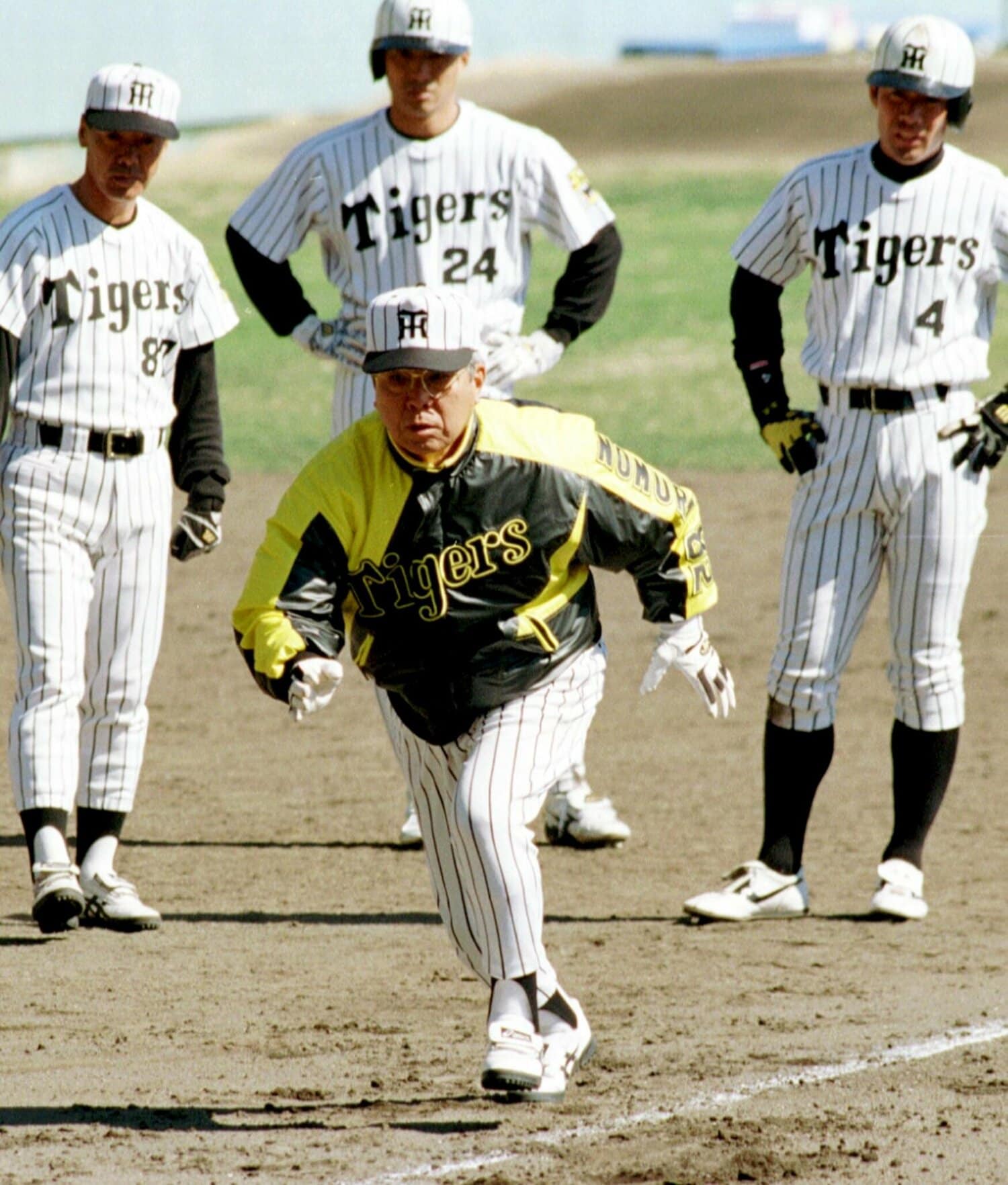 キャンプで走塁術を高波（一番右）に叩き込む野村克也　©Sankei Shimbun