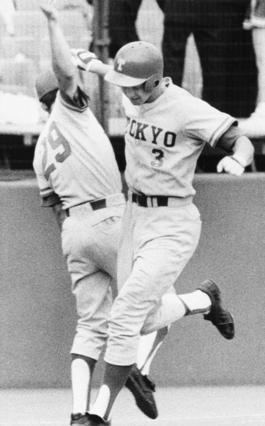 写真は1993年秋の法大戦。2点ホームランを放ち、三塁を回る東大・片山英治。「東大のブンブン丸」と呼ばれた　©KYODO