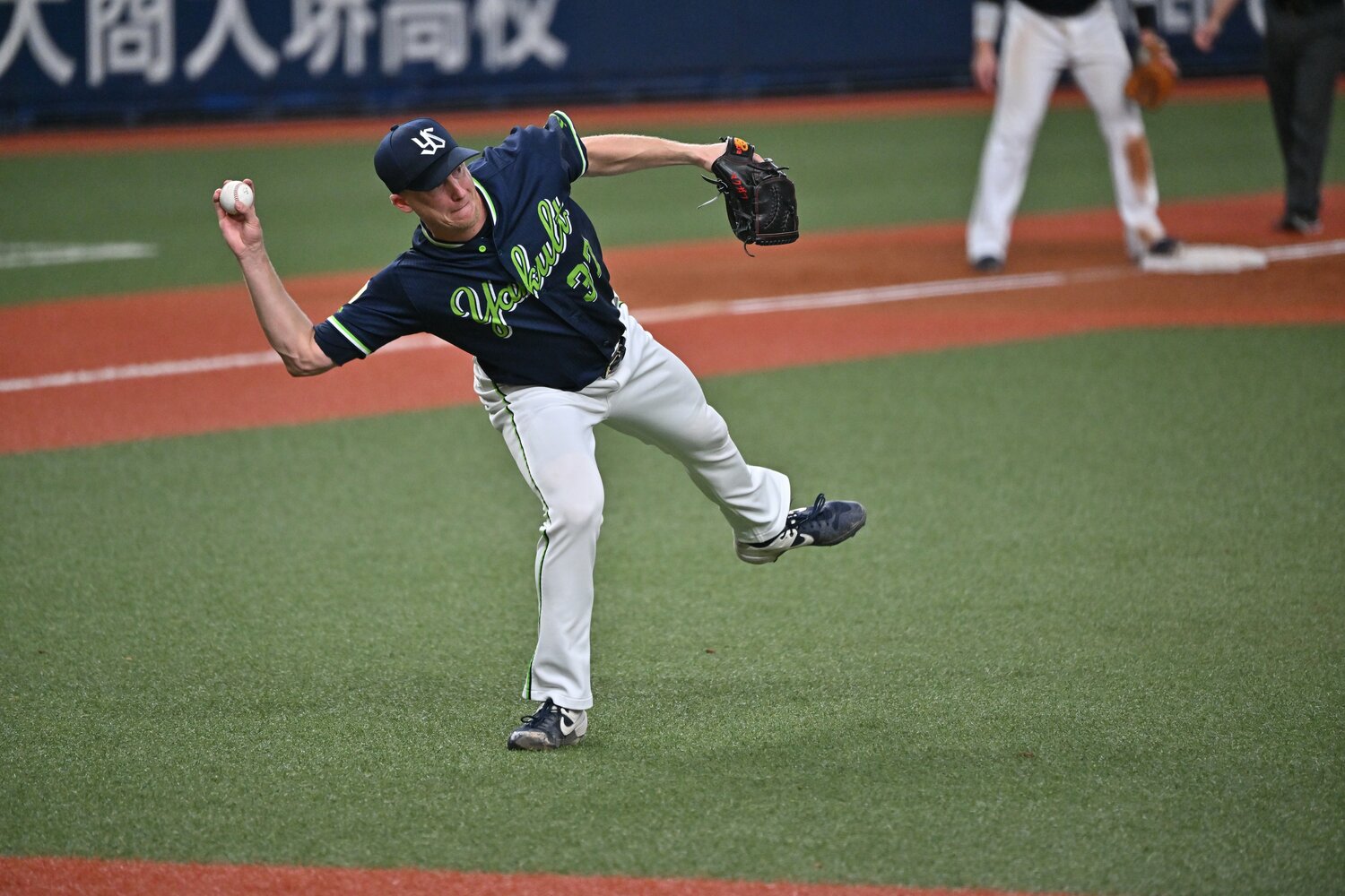 9回裏、1点リードでマウンドに上がったヤクルトのマクガフは、オリックス西野のボテボテの当たりの処理をあせり1塁へ悪送球 ©Hideki Sugiyama