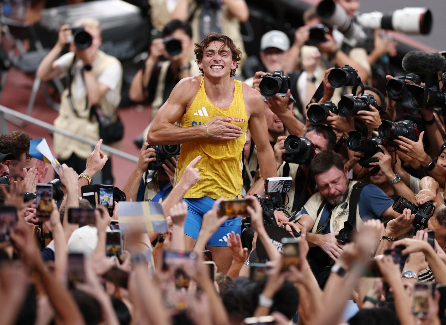 世界記録を達成したデュプランティス。多くのカメラマンに囲まれた　©JIJI PRESS