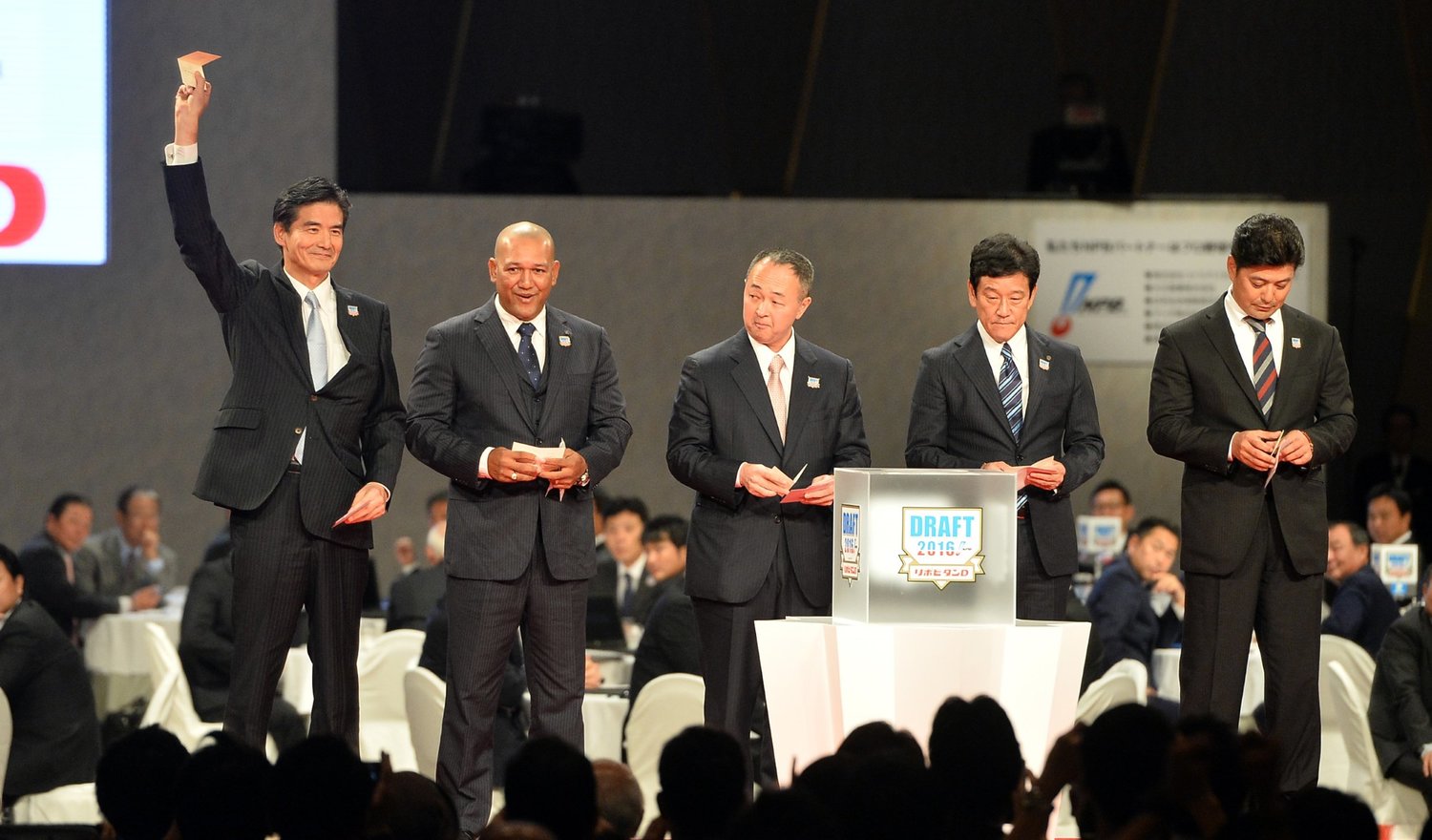 2016年ドラフト、桜美林大・佐々木千隼投手の交渉権を獲得して右手を上げるロッテ・山室晋也球団社長 ©Sankei Shimbun