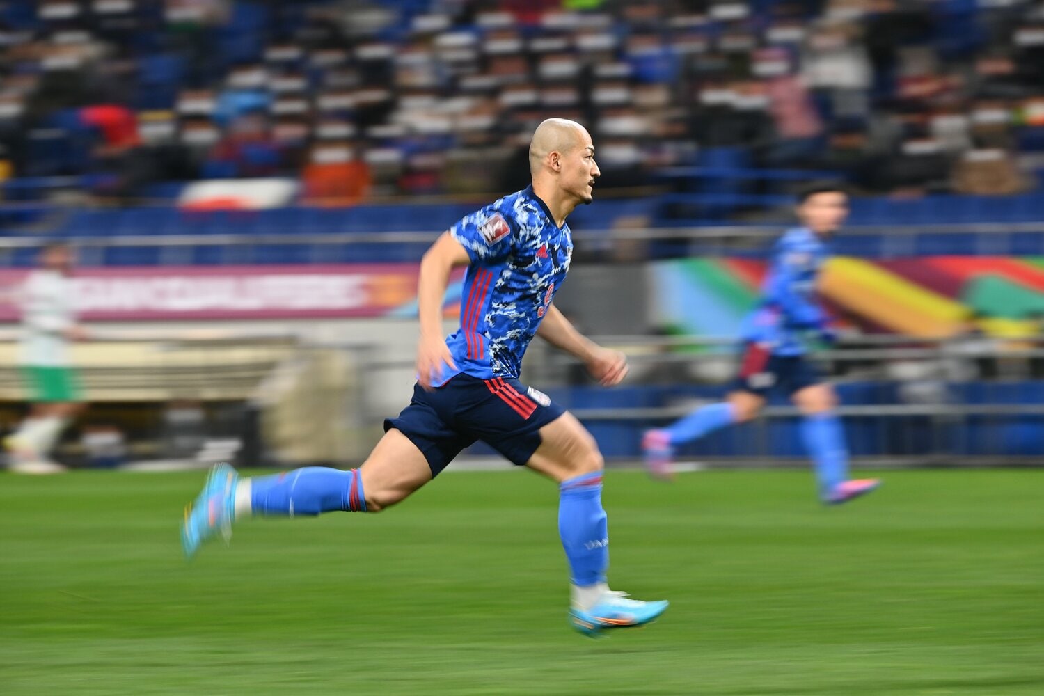 持ち前の快足でボールを追う前田大然。前線で「タメ」を作る大迫とはタイプが異なる　©Takuya Kaneko/JMPA