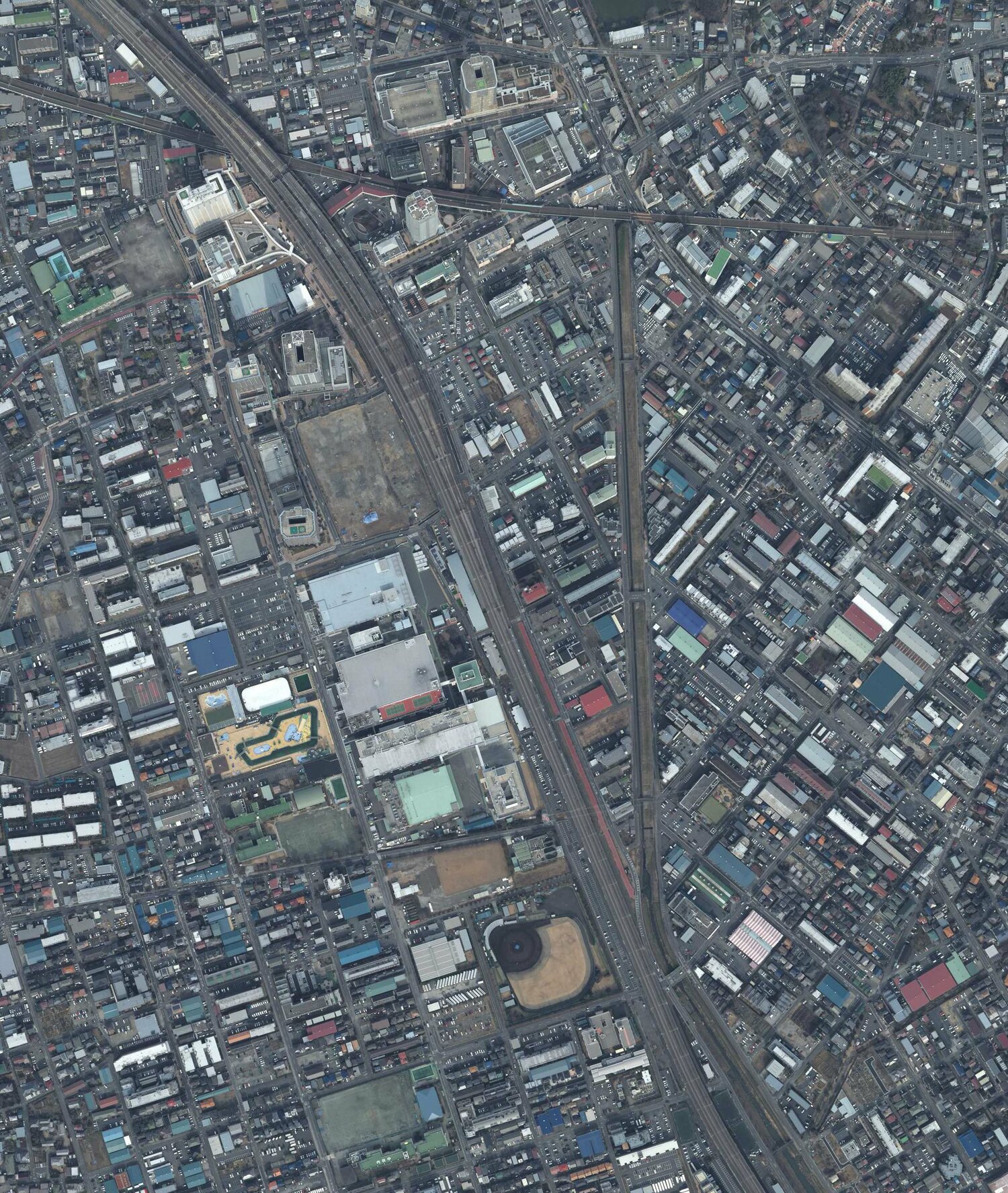 2013年に撮影された武蔵浦和付近の航空写真。中央左、大きな四角が並ぶロッテ浦和工場。その下にロッテ浦和球場があるのが分かる。その右を走るのが東北新幹線・埼京線　出典：国土地理院の空中写真