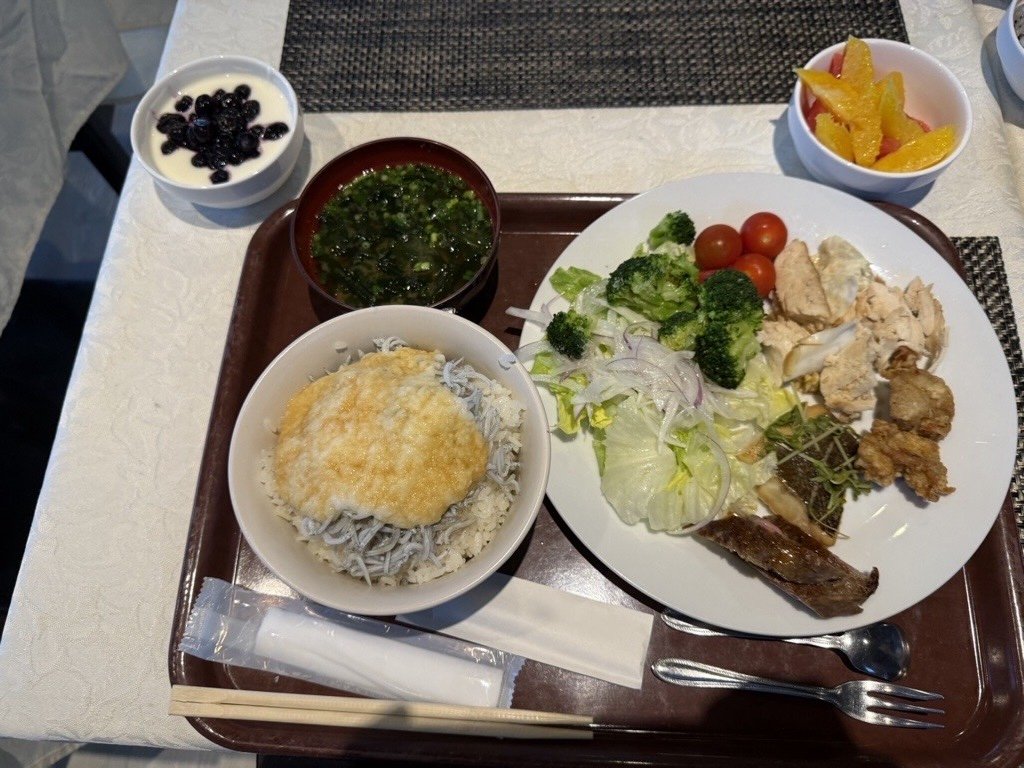 高橋藍から届いた、ある日の食事。シラスご飯にとろろがかかっている(写真=小林さん提供)