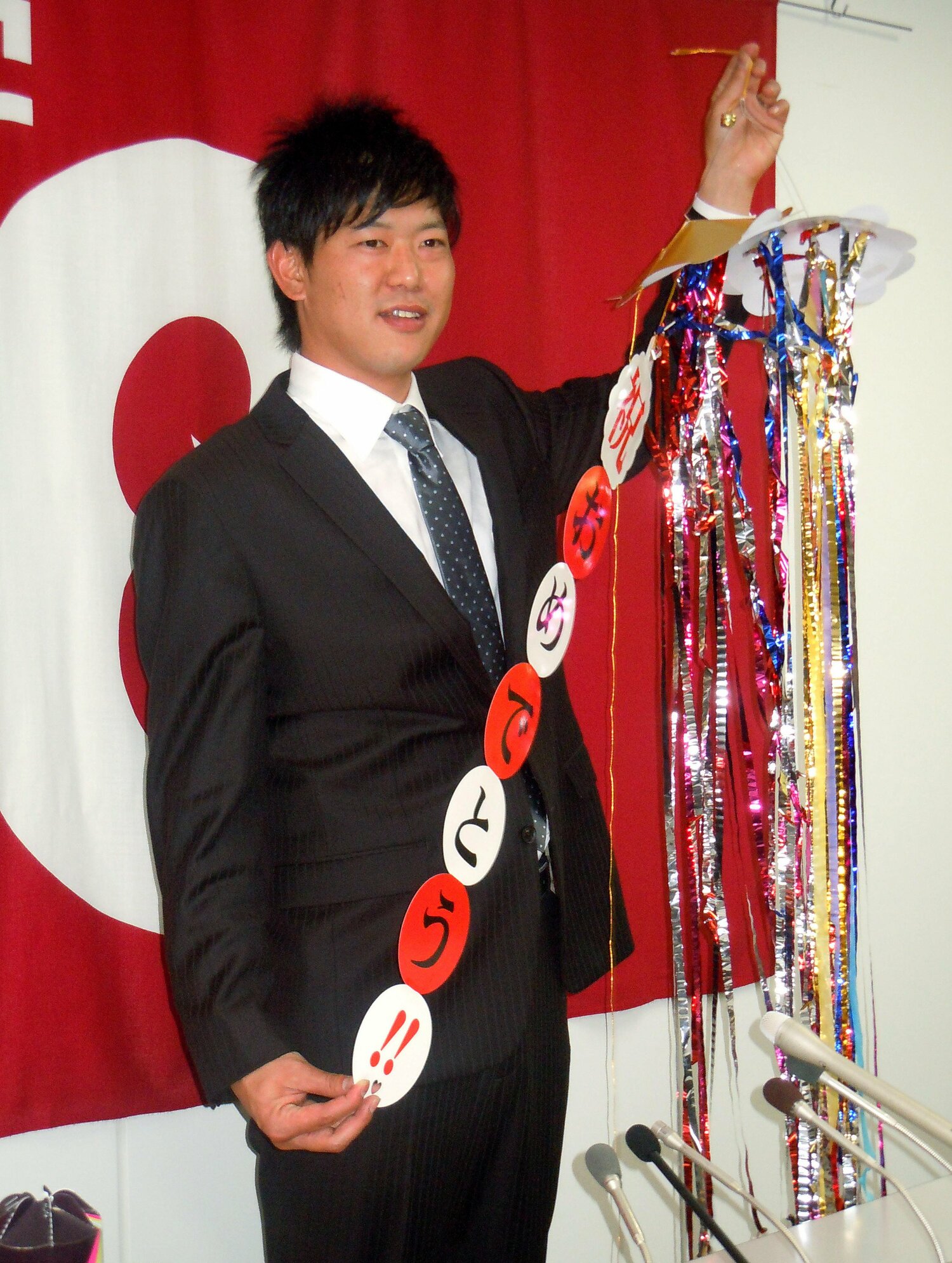 2011年12月、最多勝を獲得し契約更改で笑顔を見せる内海哲也　©JIJI PRESS