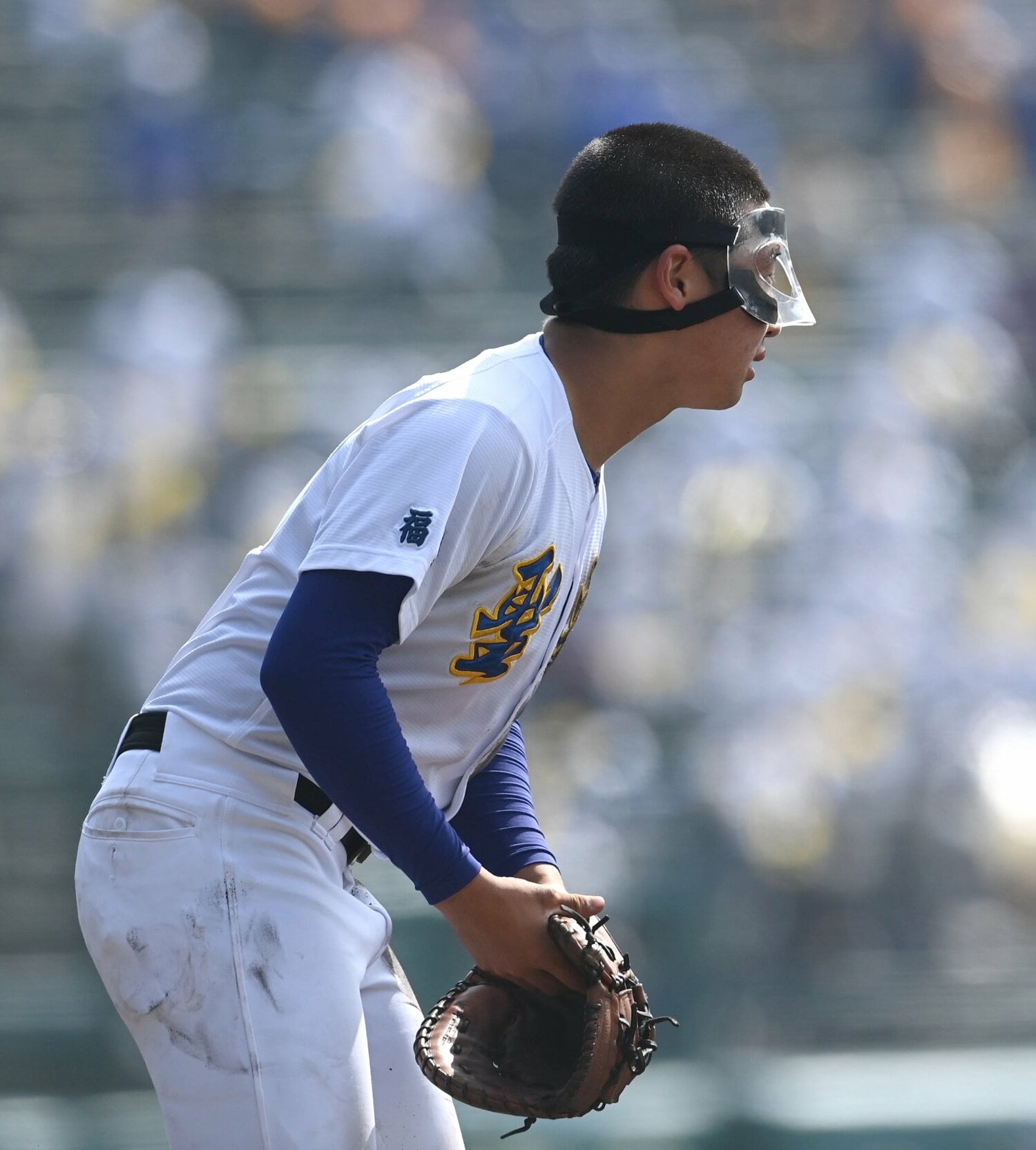 今春のセンバツで、フェイスガードをつけて守備位置につく聖光学院・伊藤遥喜 ©Sankei Shimbun