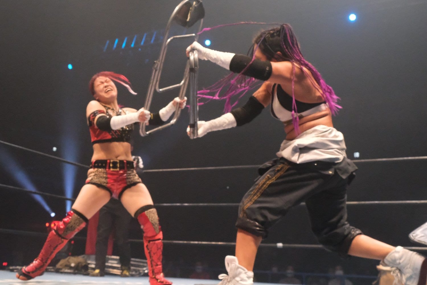 デスマッチとして行われた山下りな（右）vs.鈴季すず