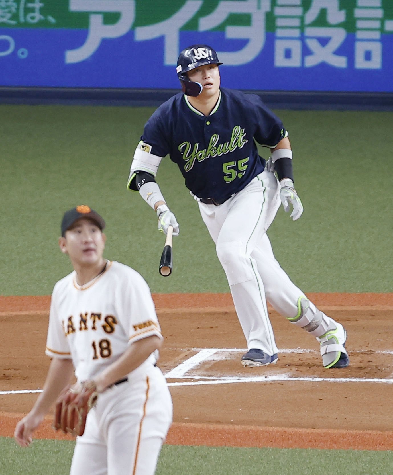 絶好調の村上を平凡なレフトフライに抑えた巨人・菅野智之  ©︎KYODO