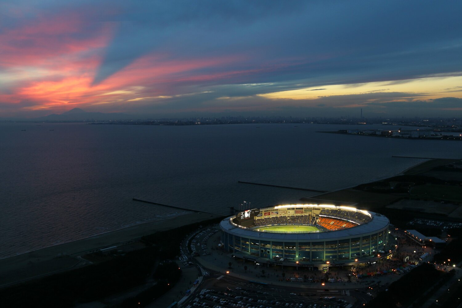ロッテの一軍本拠地、ZOZOマリンスタジアム。主力として戦える選手は一握りだ　©Shigeki Yamamoto
