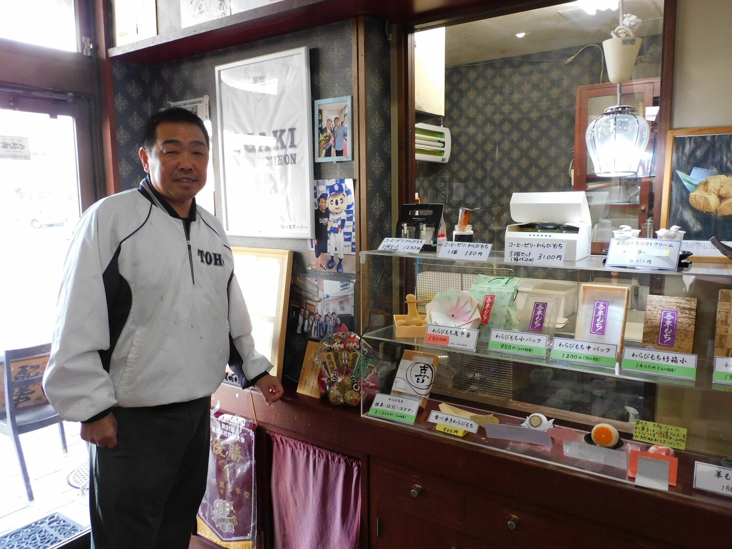 現在の山田さん。バンテリンドームのほど近くで「わらび餅店」を経営する　©︎NumberWeb