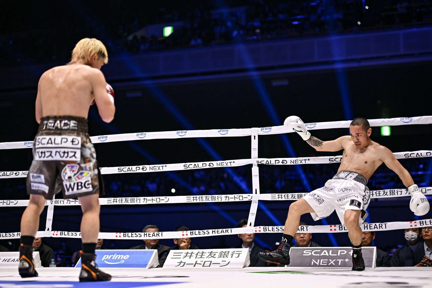 1ラウンド半ば、那須川のボディでバランスを崩しロープに飛ばされたエストラーダ　©️Hiroaki Finito Yamaguchi