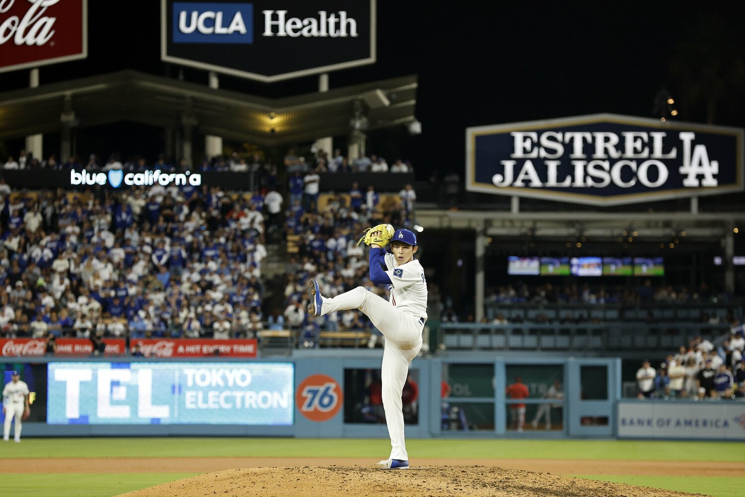 観客からの「ロウキ」コールに応え、クローザーの役割を全うした佐々木 ©Getty Images