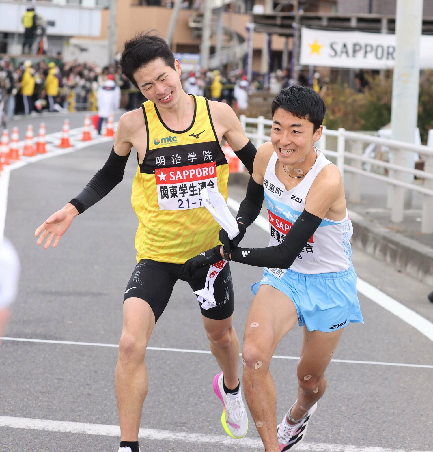 明治学院大の栗原舜から襷を受けて駆け出す秋吉　©JIJI PRESS