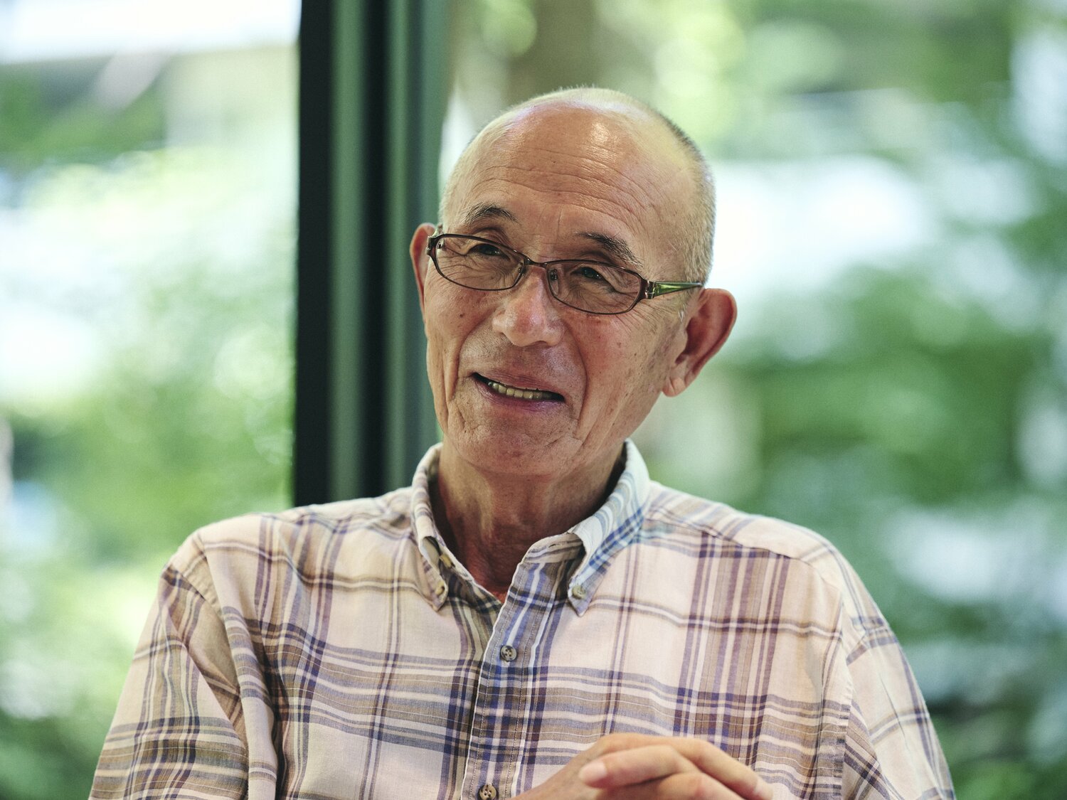 懐かしそうに初優勝を決めた試合を振り返る松岡弘　©Yuki Suenaga