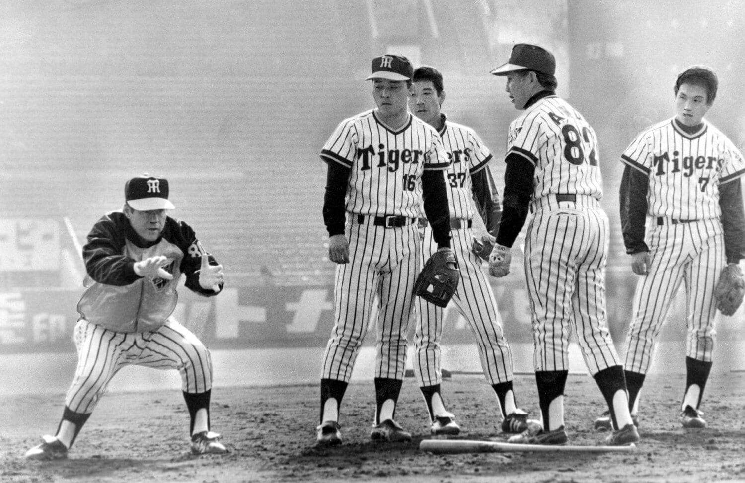 身振り手振りを交えて岡田彰布に守備を指導するドン・ブレイザー監督　©Sankei Shimbun