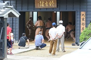 昨年、名古屋場所での稽古風景。熱心な相撲ファンが稽古をのぞきにくる。地方巡業など全国を回る大相撲興行は、まさに日本を代表する“国技”と言っていいだろう
