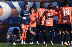 大宮アルディージャはなぜ“J2の深い沼”に引き込まれたのか？　辛くも残留を決めた霜田監督「この苦しみを絶対に忘れない」