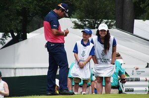 【秘話記事】松山英樹がスーパーショット後に、少年少女に渡したサインボール