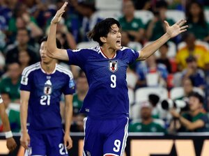 「2、3人でチュニジアの選手1人を囲んで…」W杯チュニジア戦…敏腕カメラマンが撮った“テレビに映らない”決定的瞬間「後藤（啓介）選手にも驚き」