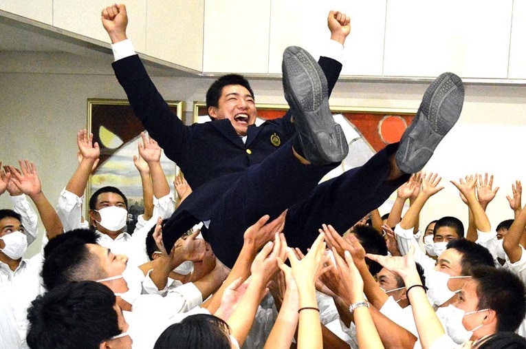 楽天から3位指名。野球部員に胴上げされる前田銀治（外野手・三島南高） ／ photograph by Sankei Shimbun