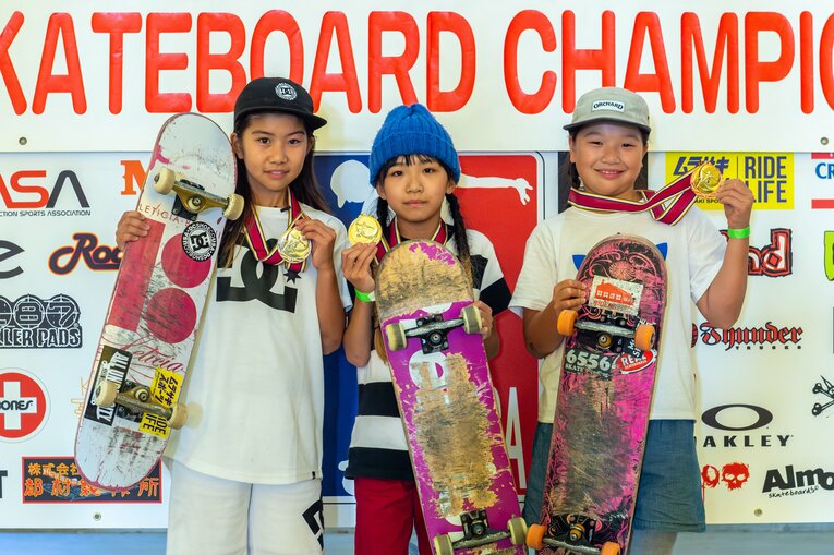 2018年に開催された全日本レディース選手権にて。左から2位の織田夢海、1位の赤間凛音、3位の西矢椛　©Yoshio Yoshida