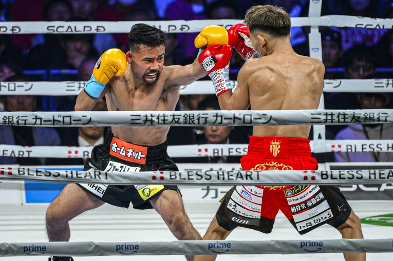 堤聖也vs.比嘉大吾。2月24日、有明アリーナ　©Takuya Sugiyama