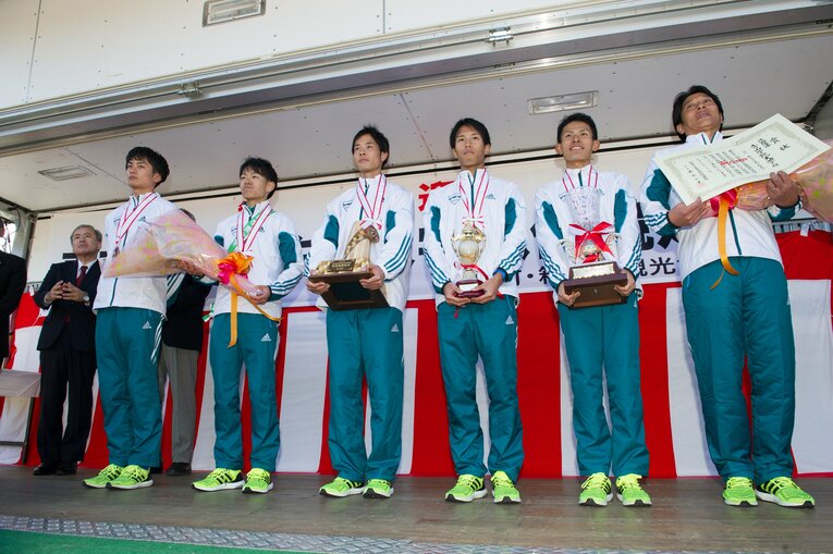 連覇達成時の神野。ちょっと若い原晋監督の姿も…　©Nanae Suzuki