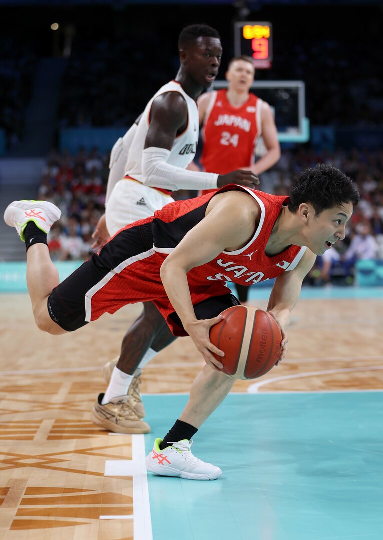 倒れ込みながら渡邊雄太の3Pをアシストする場面も　©Getty Images